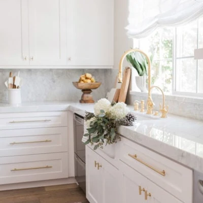 my favorite interior design style series | modern farmhouse | beautiful modern farmhouse spaces | white marble countertop, white shaker cabinet, unlacquered brass faucet, marble backsplash
