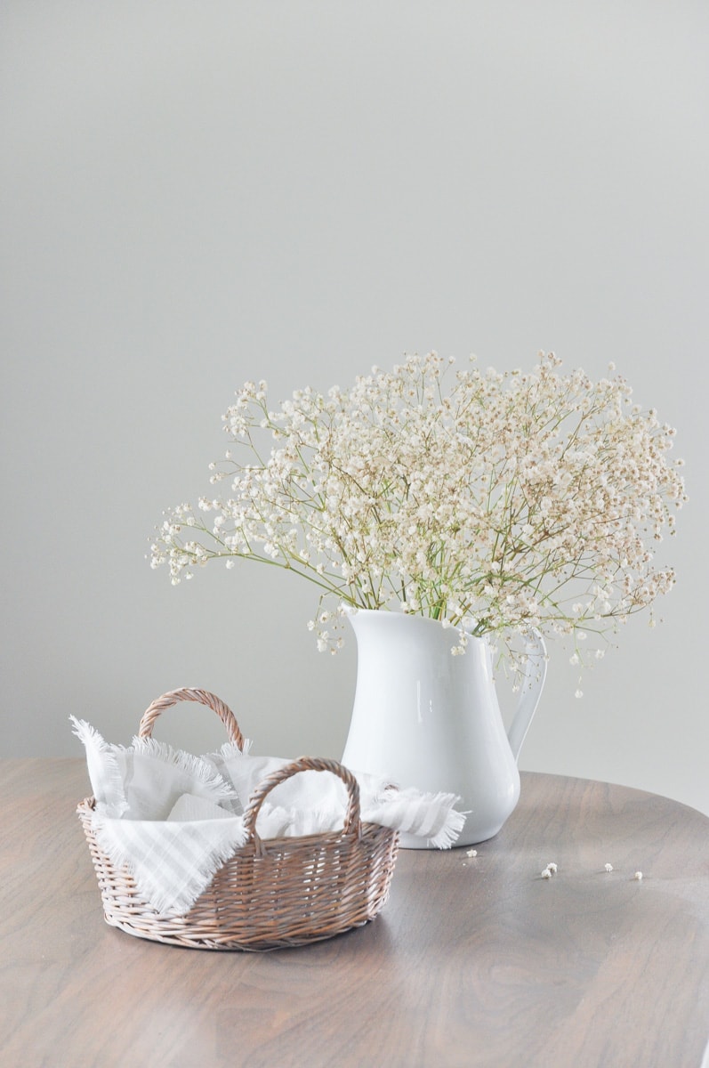 diy napkin holder, napkin box, vintage basket, thrifted, dried baby's breath bouquet in white pitcher