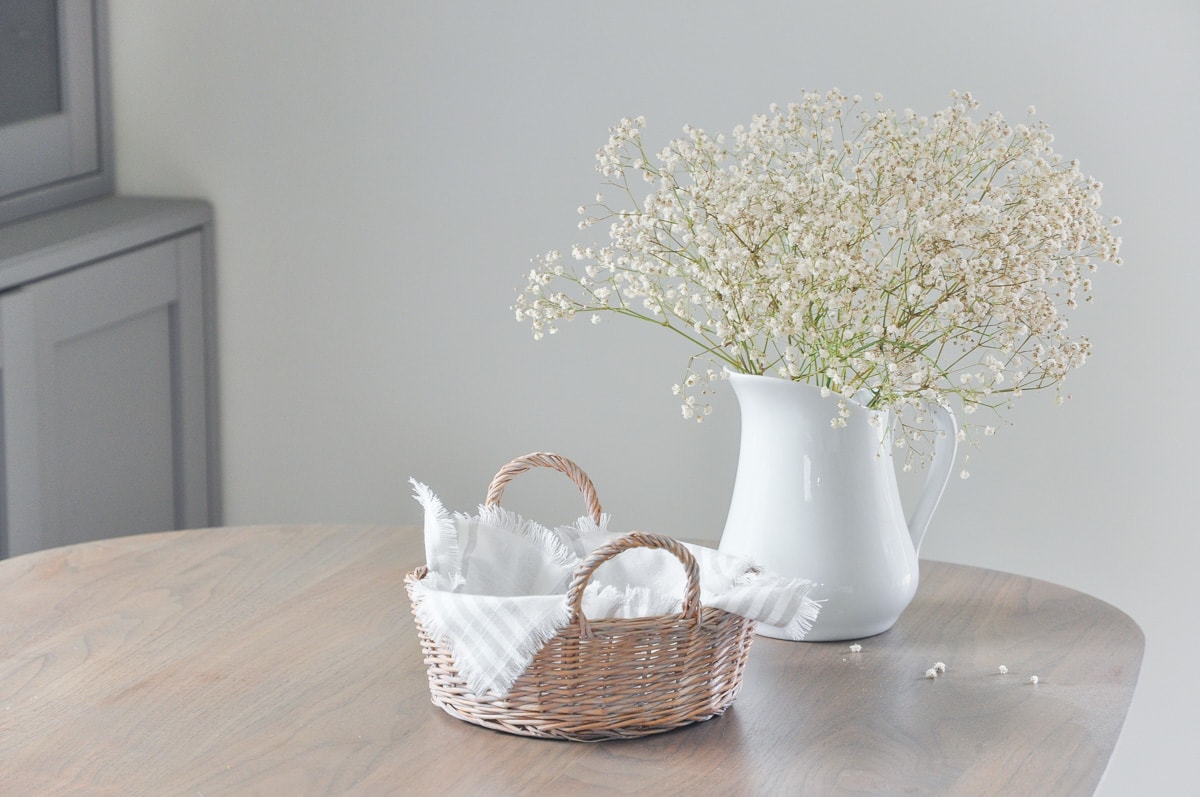 diy napkin holder, napkin box, vintage basket, thrifted, dried baby's breath bouquet in white pitcher