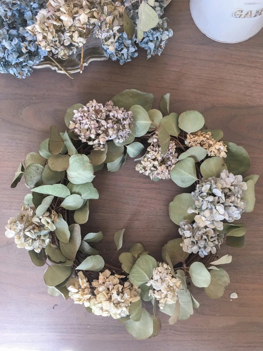 diy dried hydrangea wreath, dry flower diy, rustic, eucalyptus, nikko blue