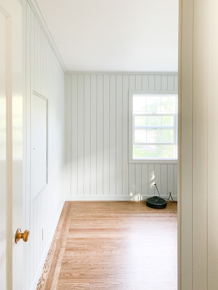 DIY vertical shiplap walls, vertical panelling in benjamin moore moonshine