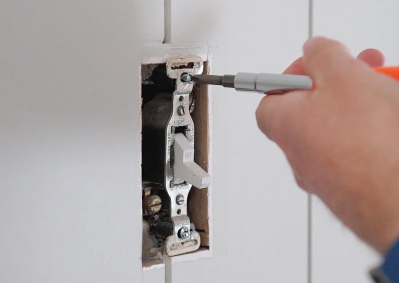 Replacing deals light switch