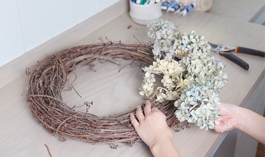 how to make a wreath with dried hydrangea
