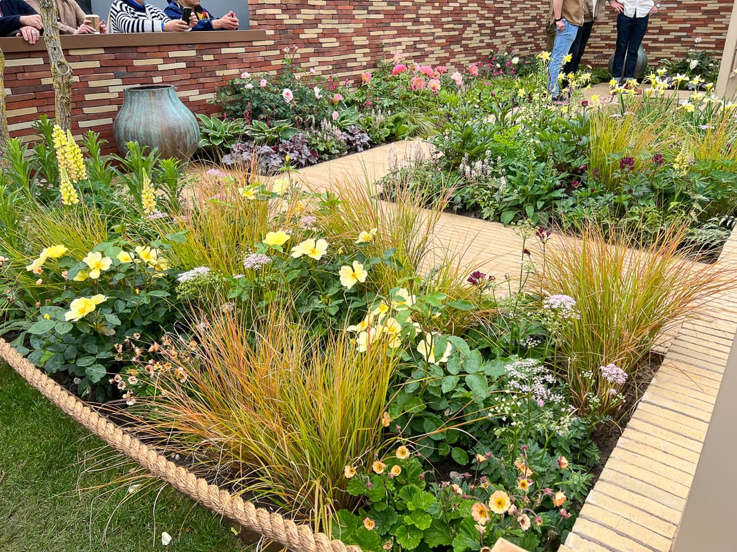 2022 UK gardening design trends, mixed flower beds