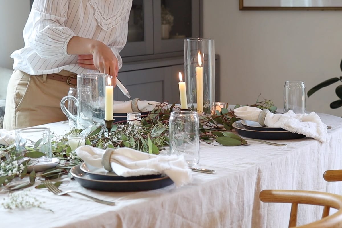 winter table setting ideas with candle light