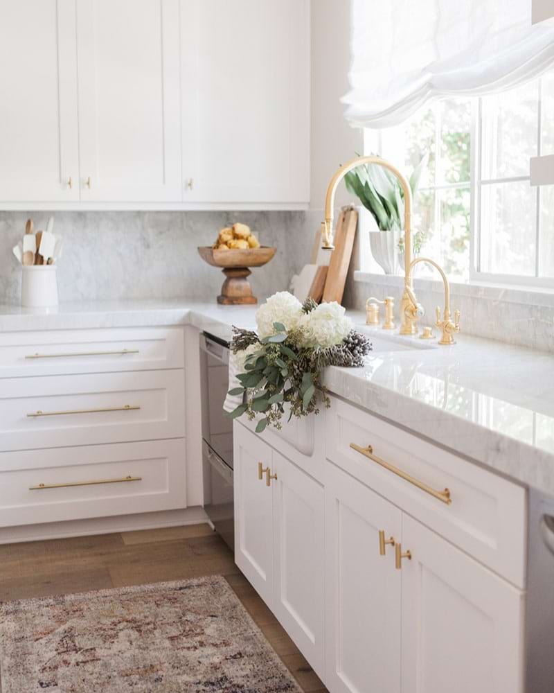 How to Choose the BEST Hardware for your Shaker Kitchen Cabinets, resemblance of pulls and knobs, white shaker cabinet with gold hardware